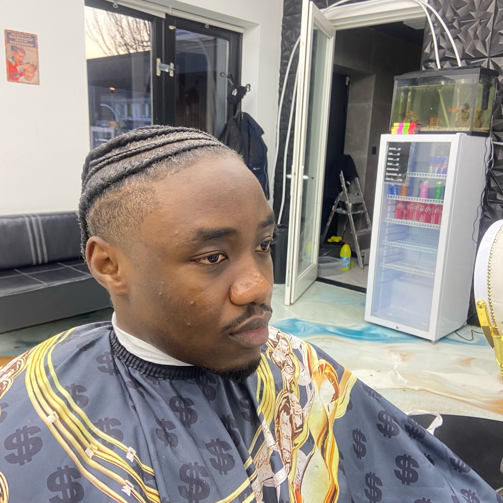 Klant met verse braids en clean fade bij Billionaire Barbershop Helmond