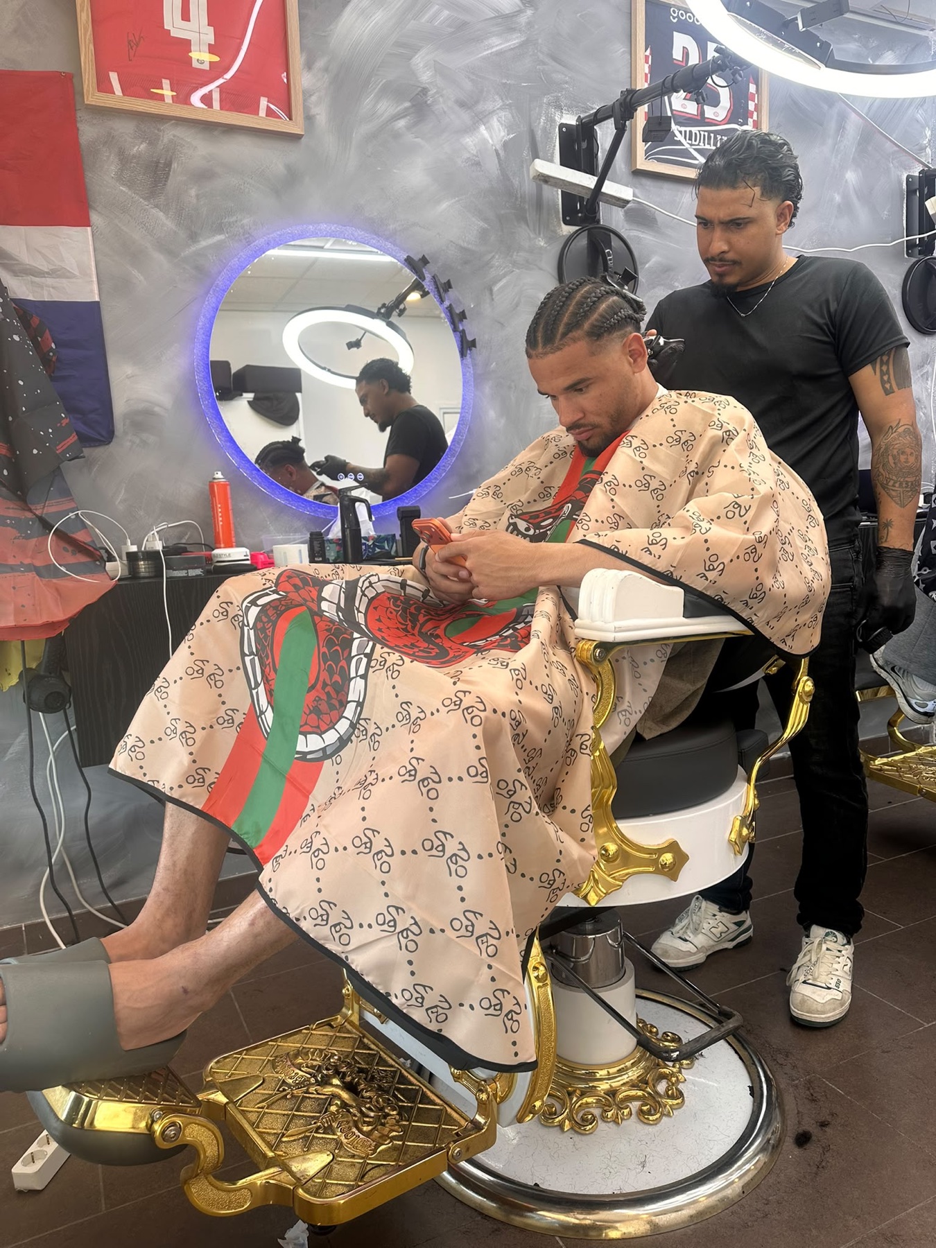Barber aan het werk in de gouden stoel bij Billionaire Barbershop Helmond