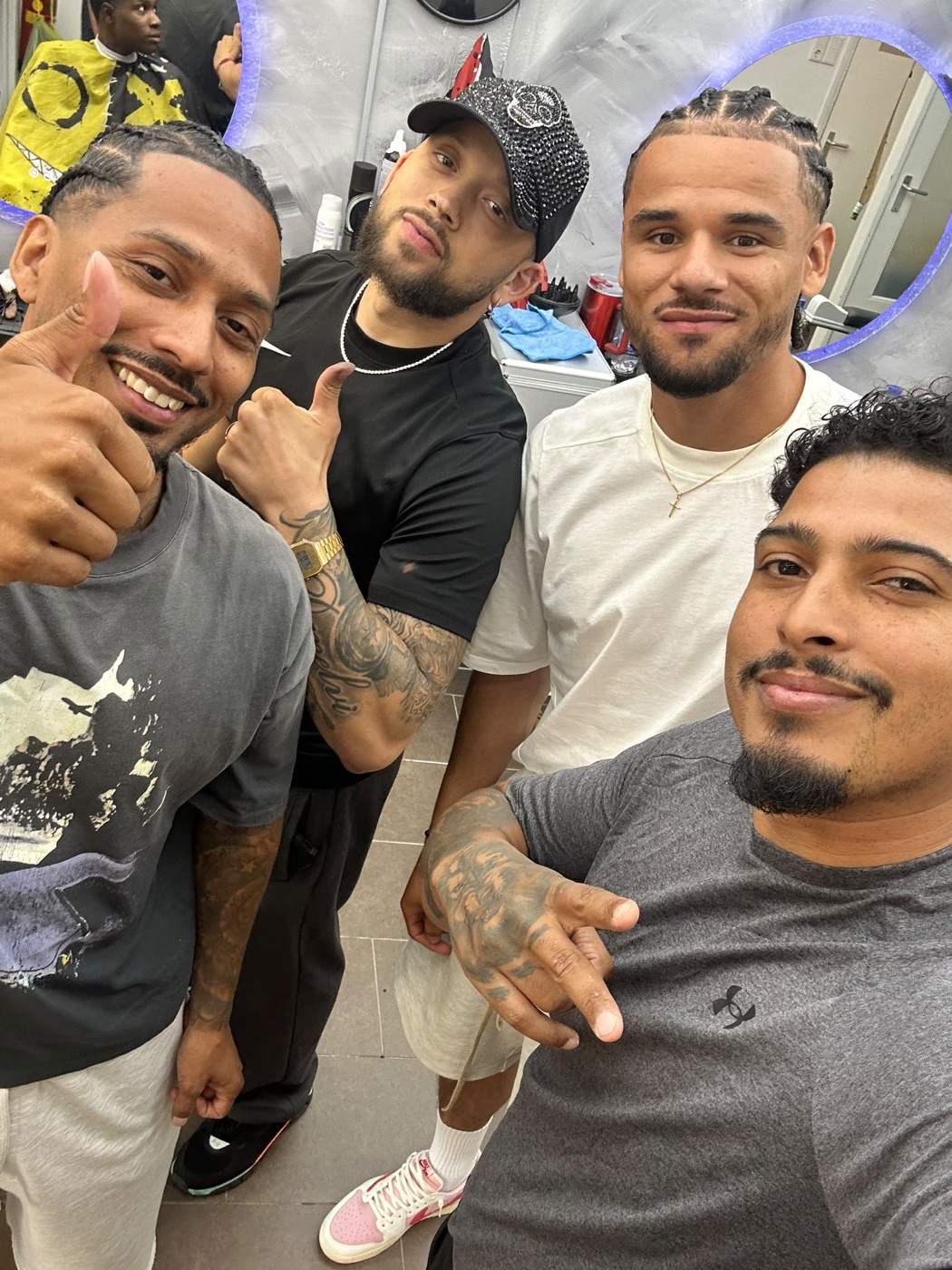 De crew en klanten bij Billionaire Barbershop Helmond
