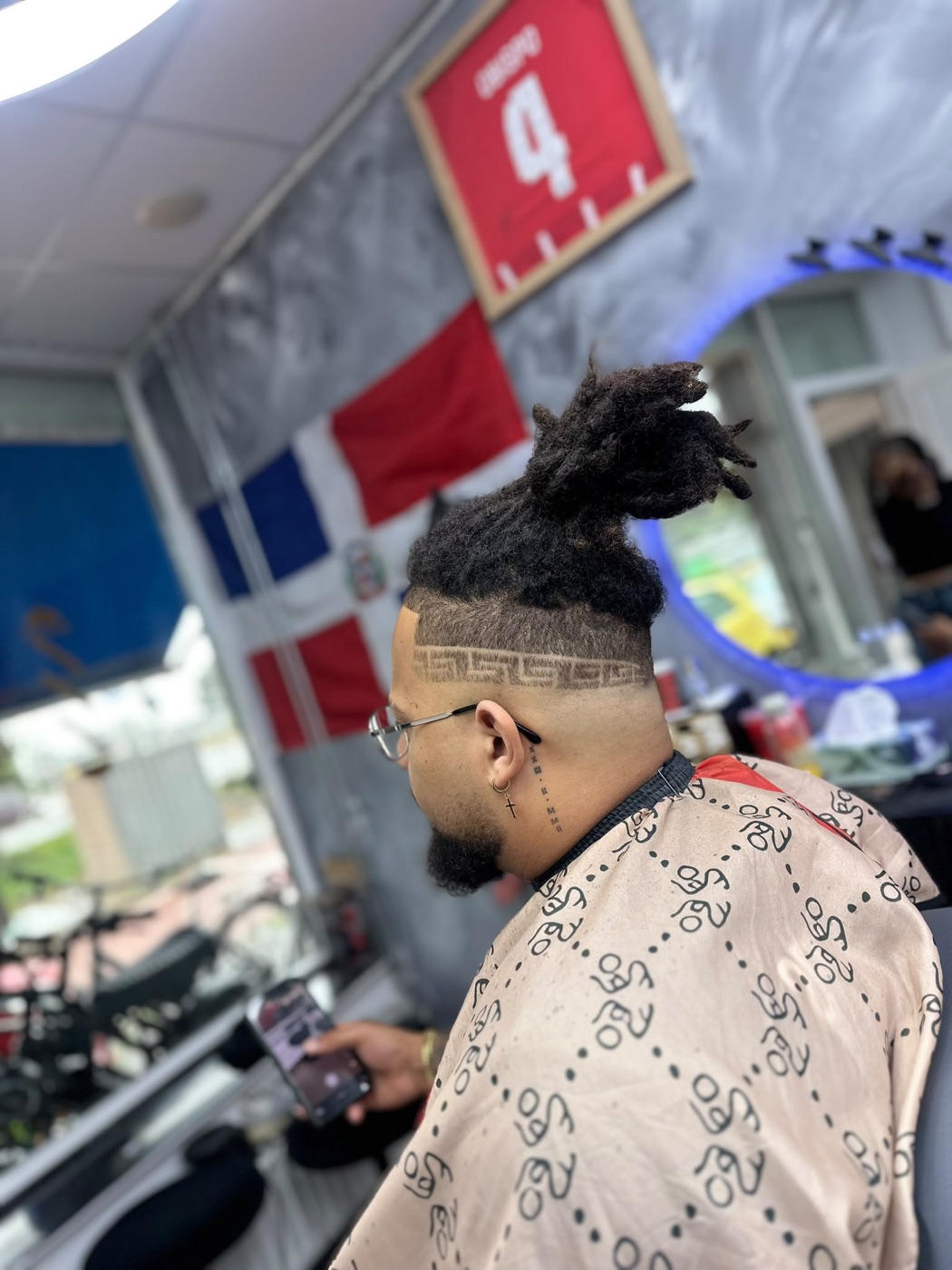 Klant met design line-up bij Billionaire Barbershop