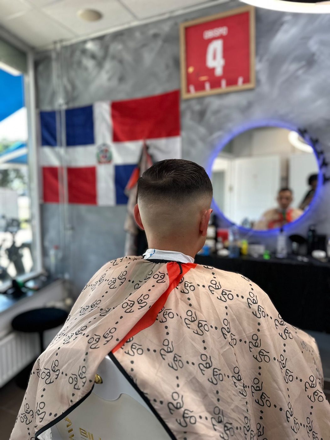 Strakke fade van achteren bij Billionaire Barbershop