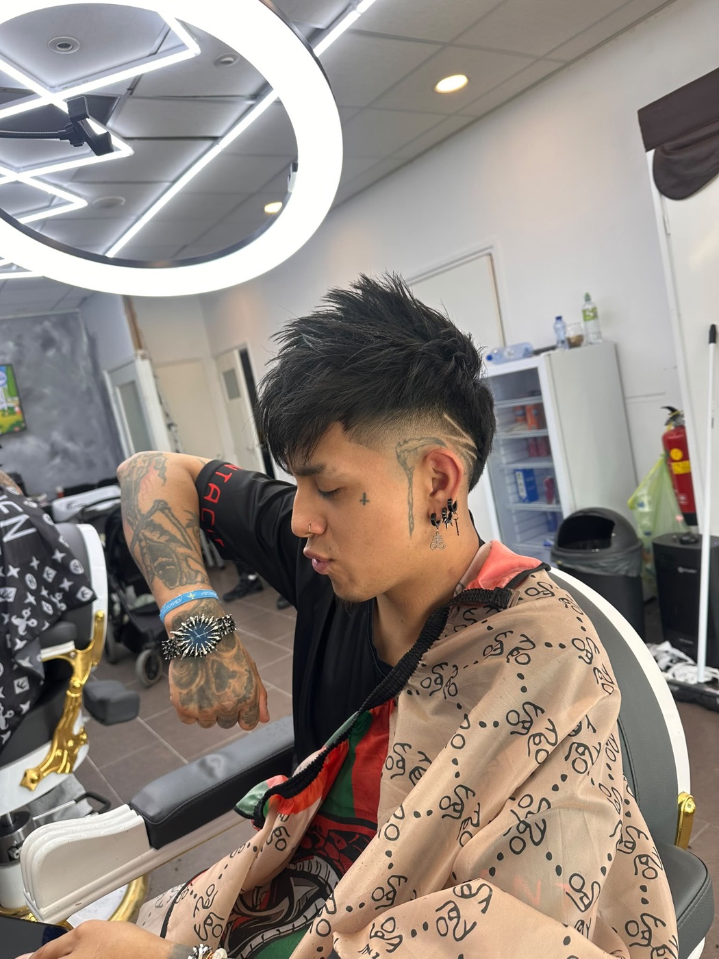 Barber aan het werk in de gouden stoel