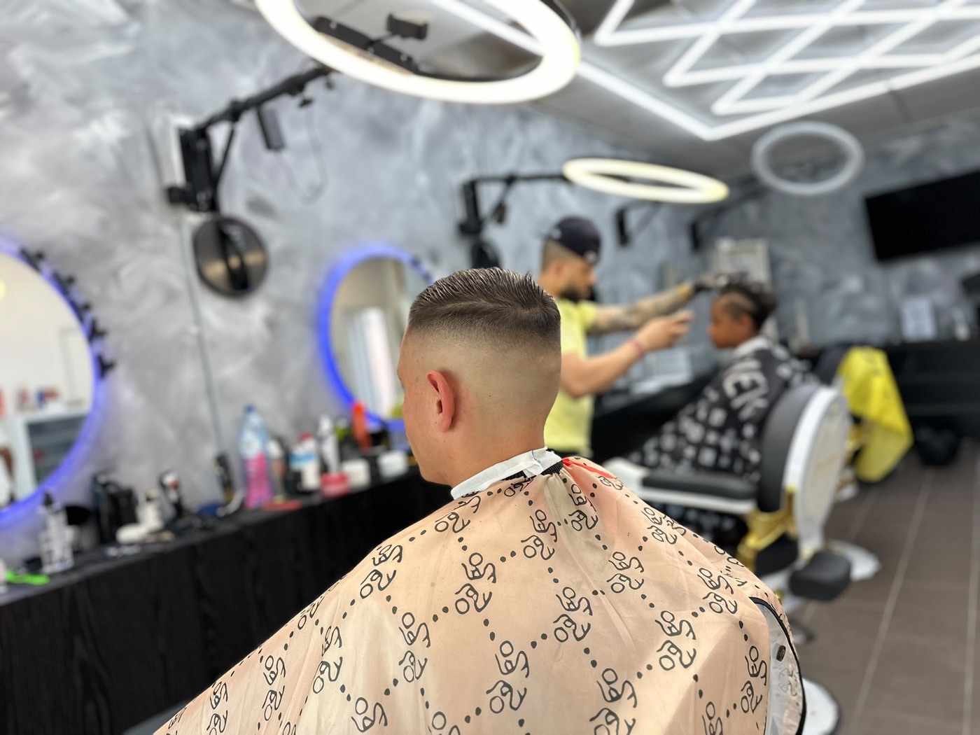 Interieur van Billionaire Barbershop met LED-spiegels